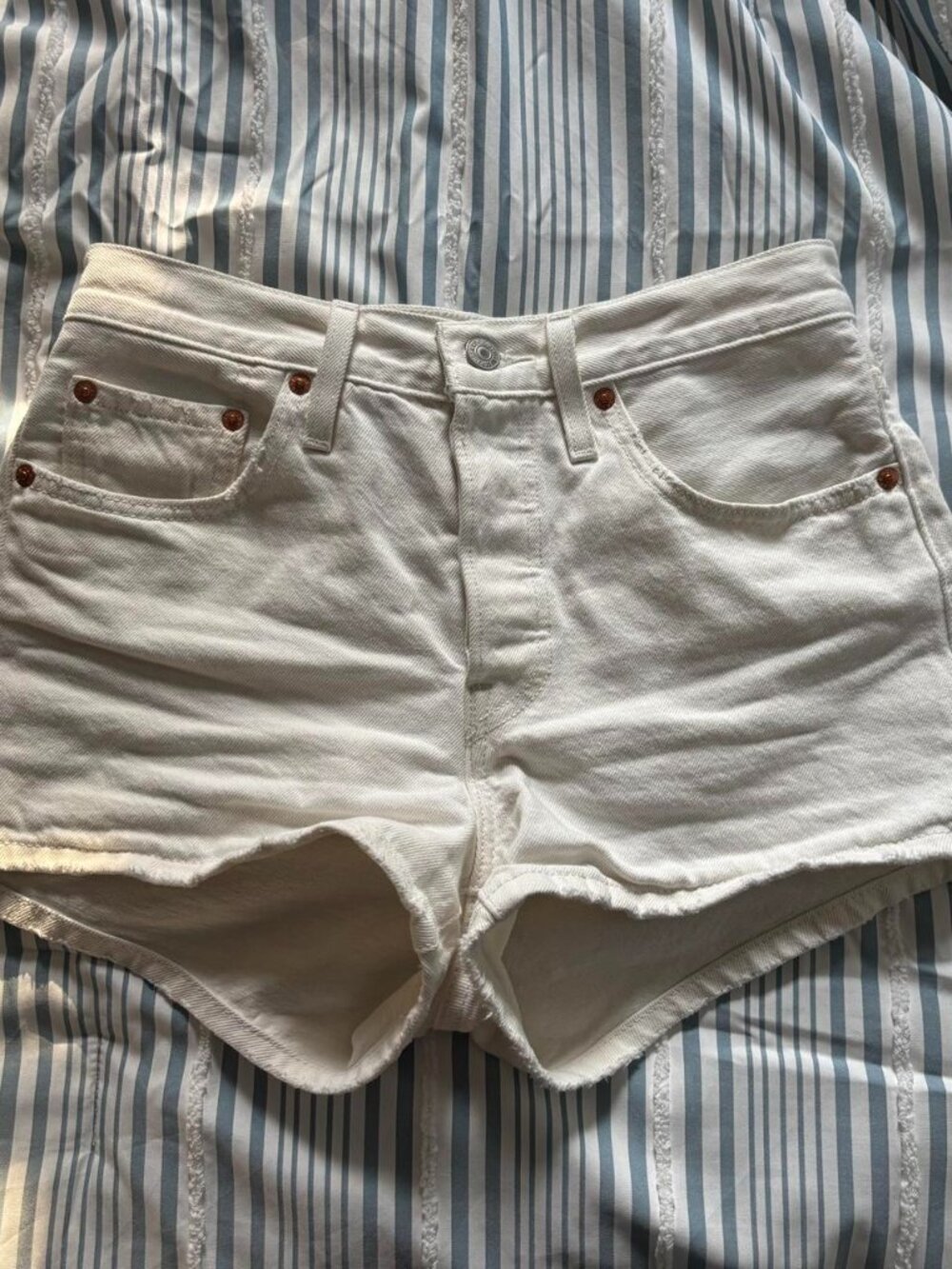 levi’s 501 cream shorts
